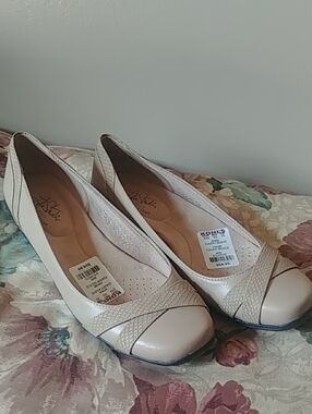 Life Stride Tan Taupe Flats